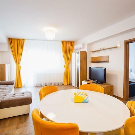 Spacious & Bright 2 Bedroom Central Apartment Oradea Bagian luar foto