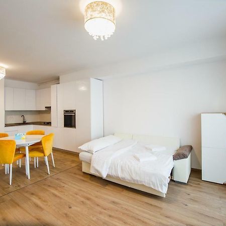 Spacious & Bright 2 Bedroom Central Apartment Oradea Bagian luar foto