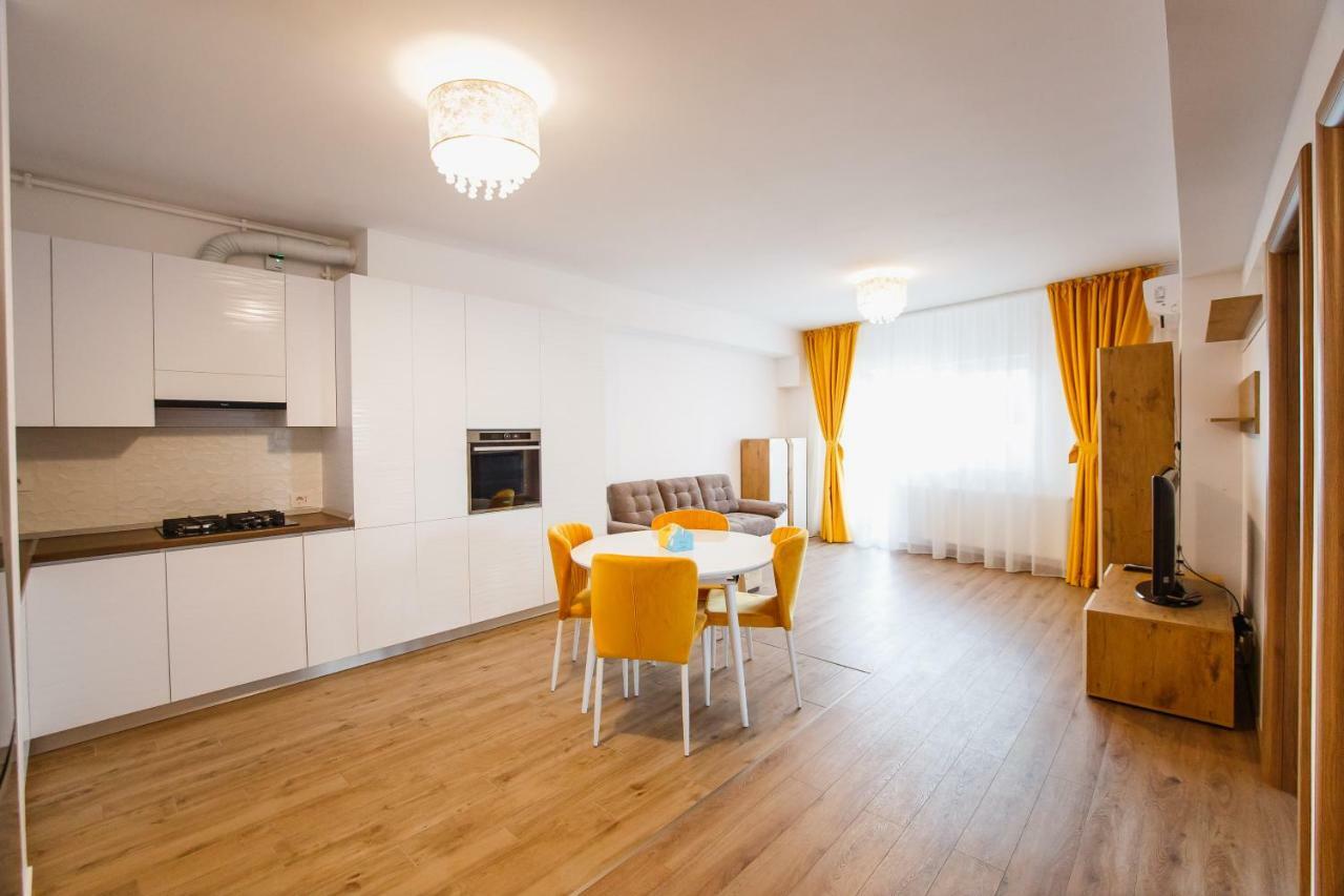 Spacious & Bright 2 Bedroom Central Apartment Oradea Bagian luar foto