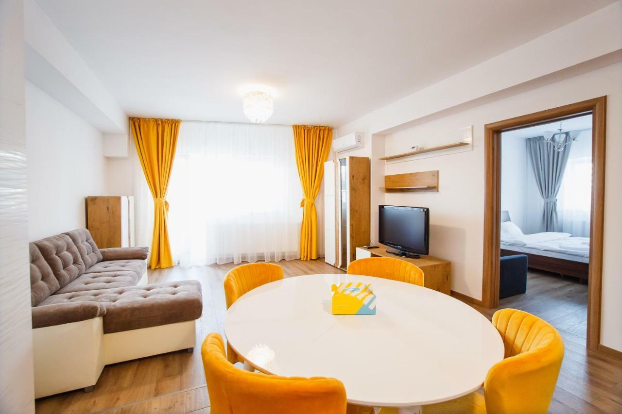 Spacious & Bright 2 Bedroom Central Apartment Oradea Bagian luar foto