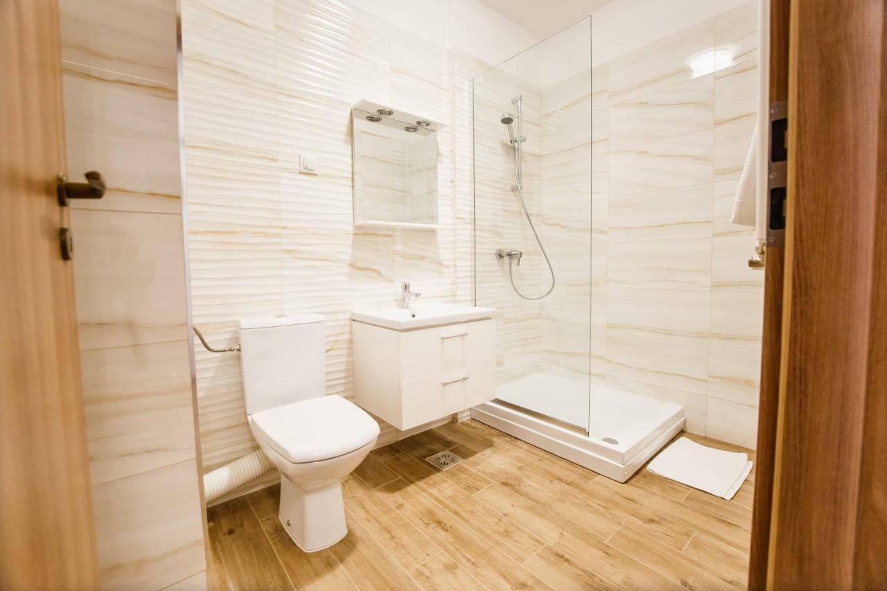 Spacious & Bright 2 Bedroom Central Apartment Oradea Bagian luar foto