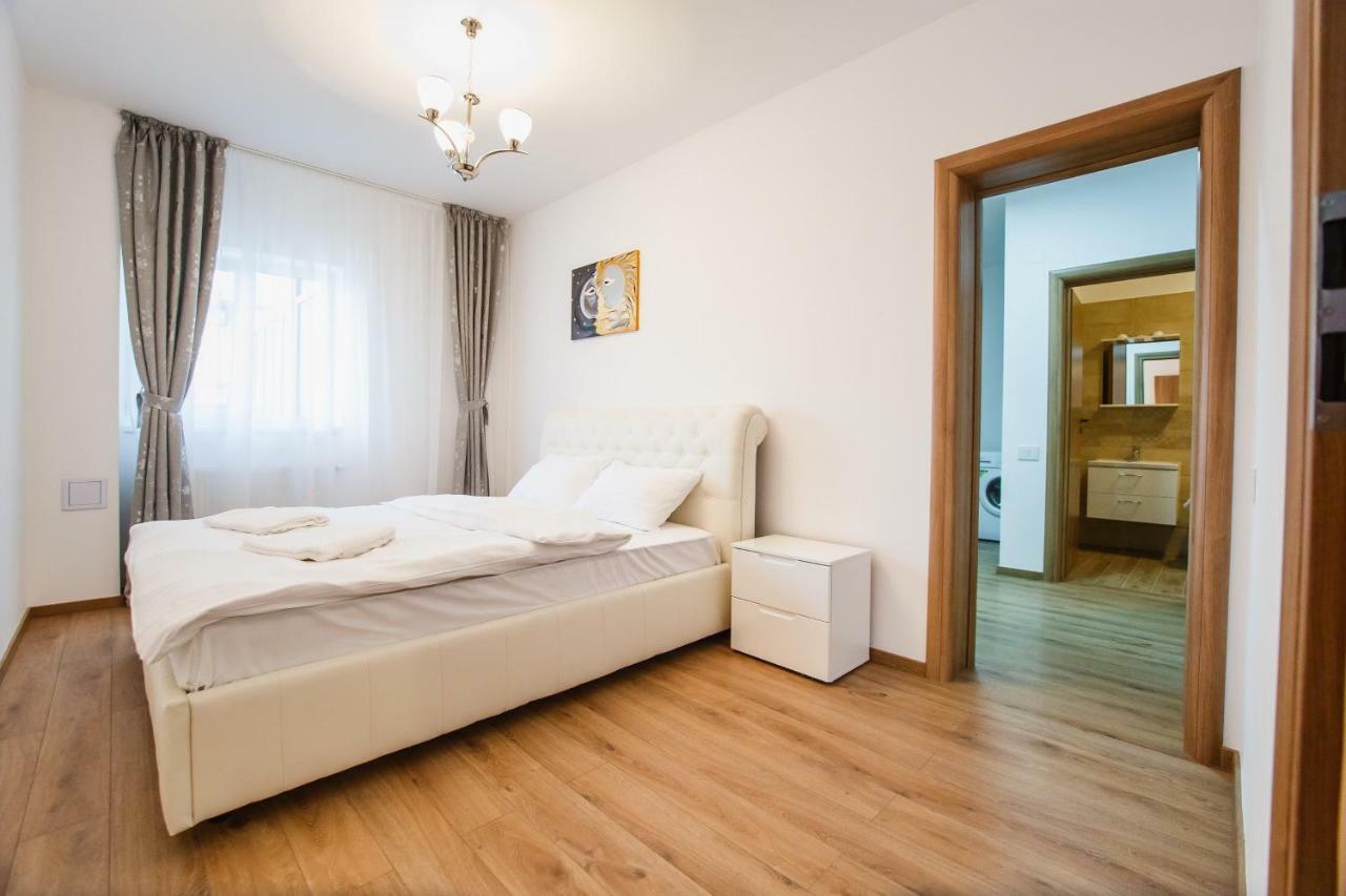 Spacious & Bright 2 Bedroom Central Apartment Oradea Bagian luar foto