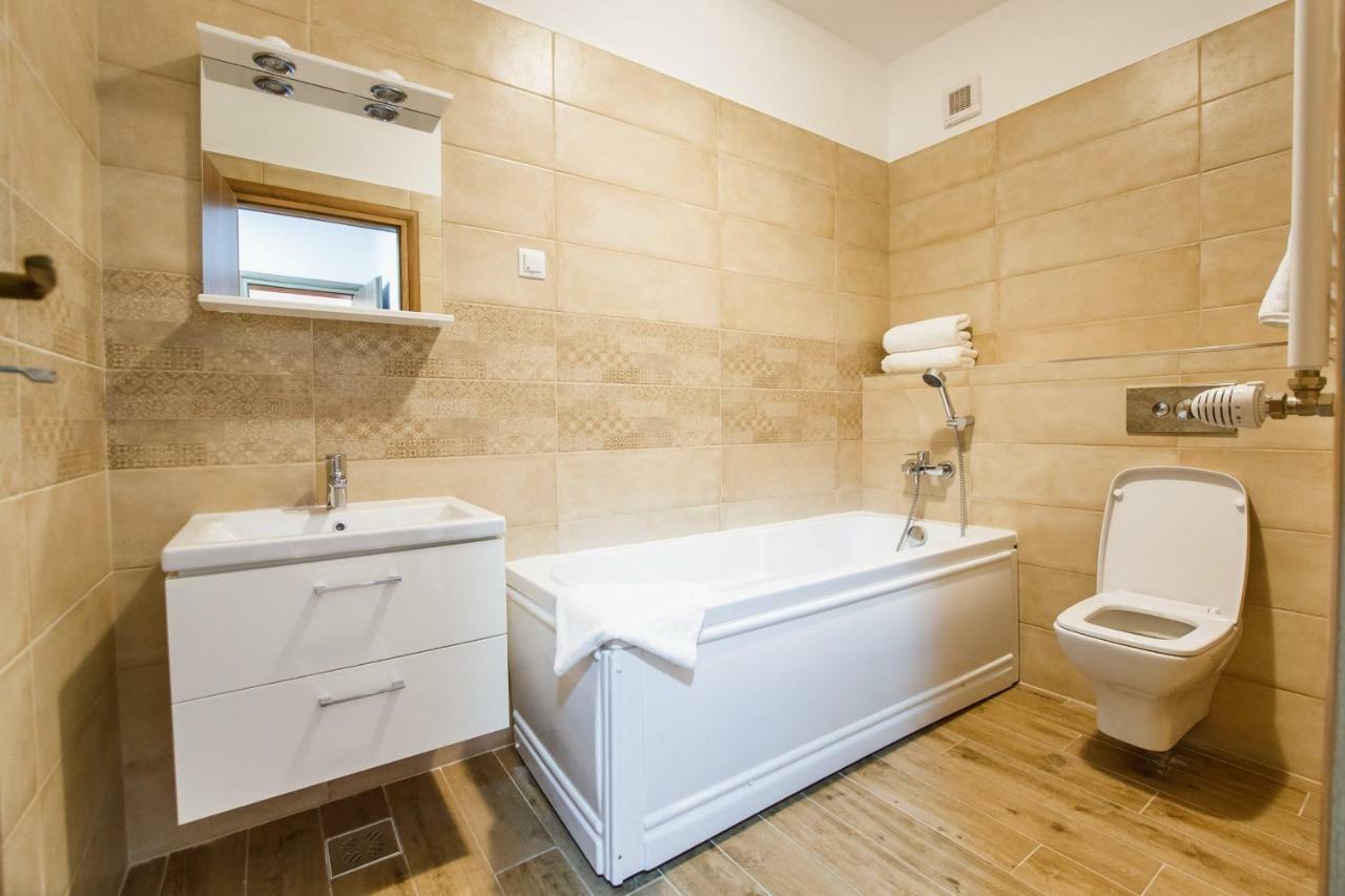 Spacious & Bright 2 Bedroom Central Apartment Oradea Bagian luar foto