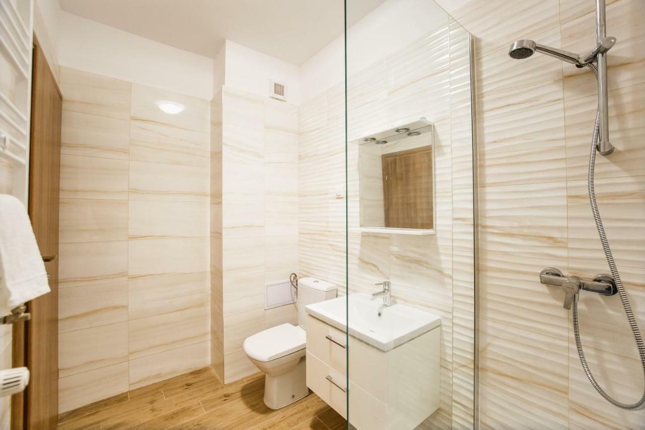 Spacious & Bright 2 Bedroom Central Apartment Oradea Bagian luar foto