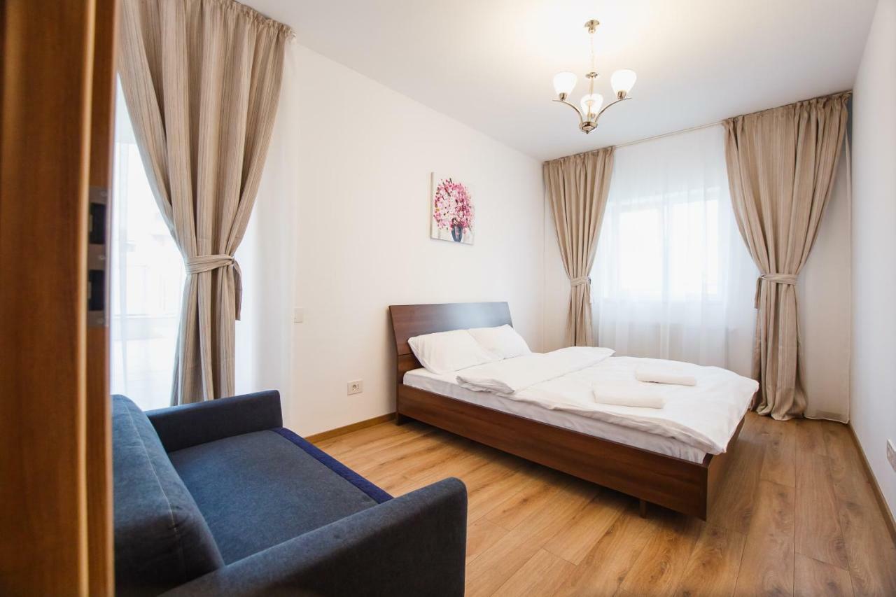 Spacious & Bright 2 Bedroom Central Apartment Oradea Bagian luar foto