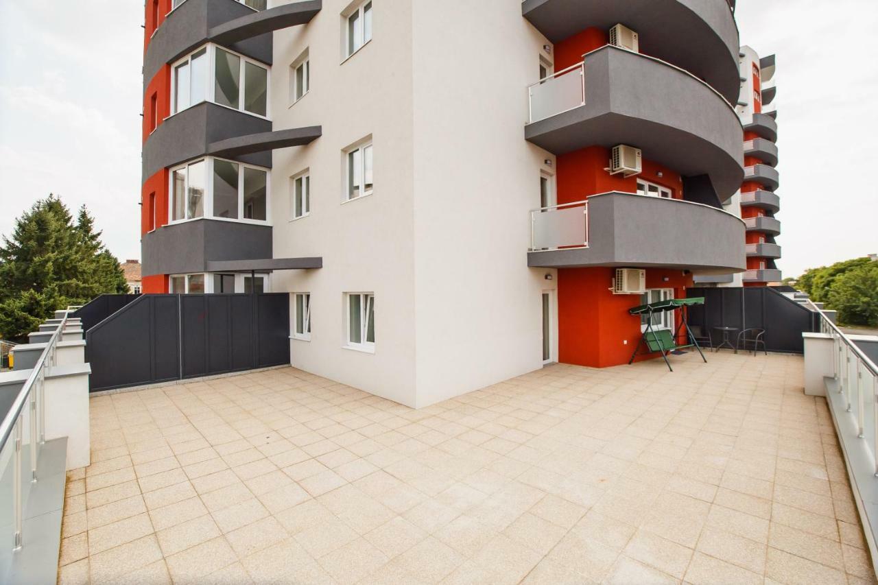 Spacious & Bright 2 Bedroom Central Apartment Oradea Bagian luar foto