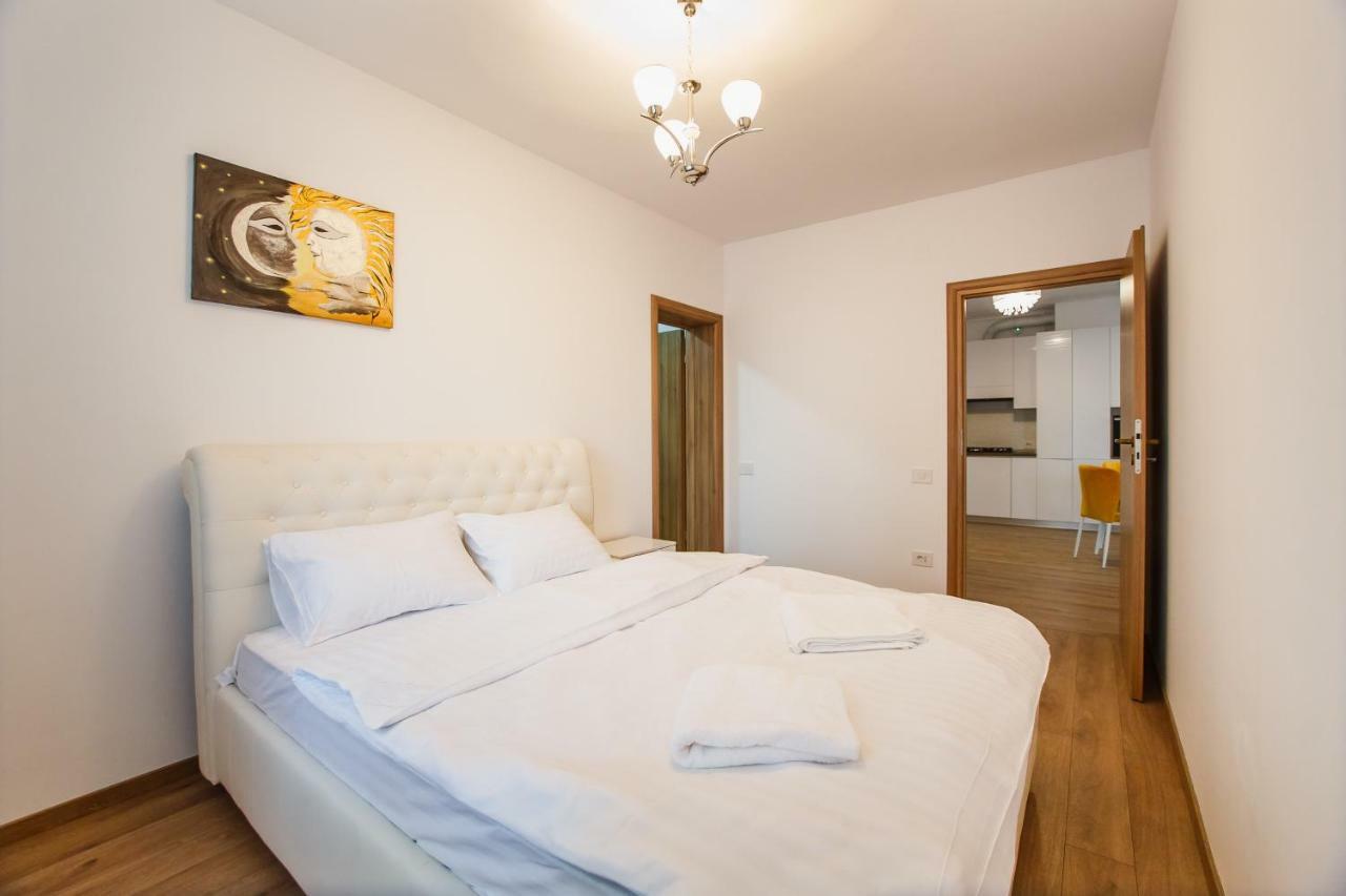 Spacious & Bright 2 Bedroom Central Apartment Oradea Bagian luar foto