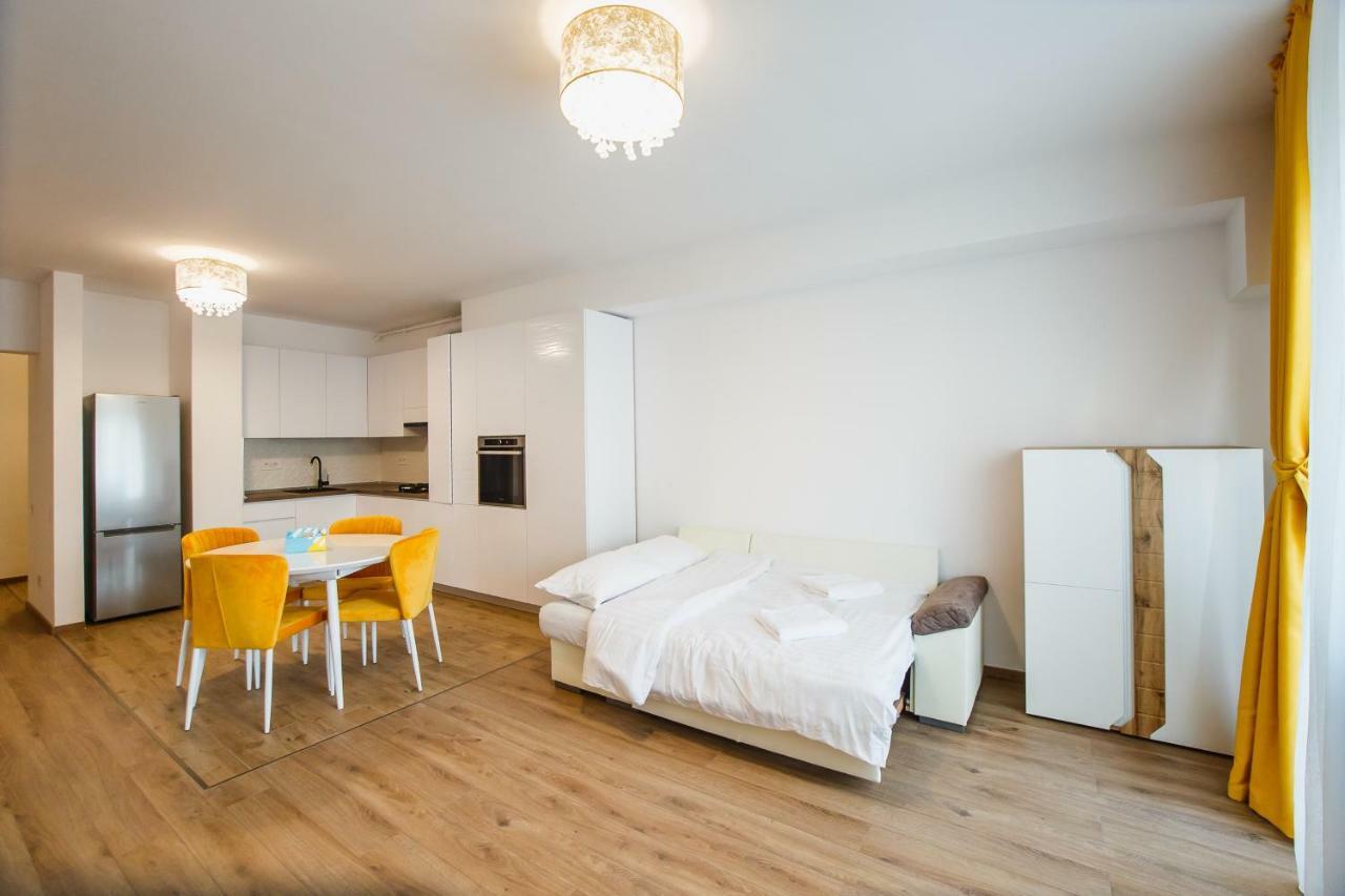 Spacious & Bright 2 Bedroom Central Apartment Oradea Bagian luar foto