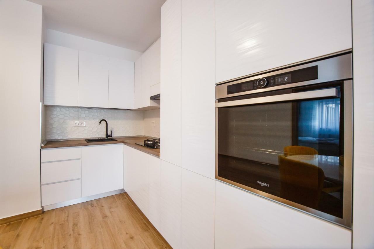 Spacious & Bright 2 Bedroom Central Apartment Oradea Bagian luar foto