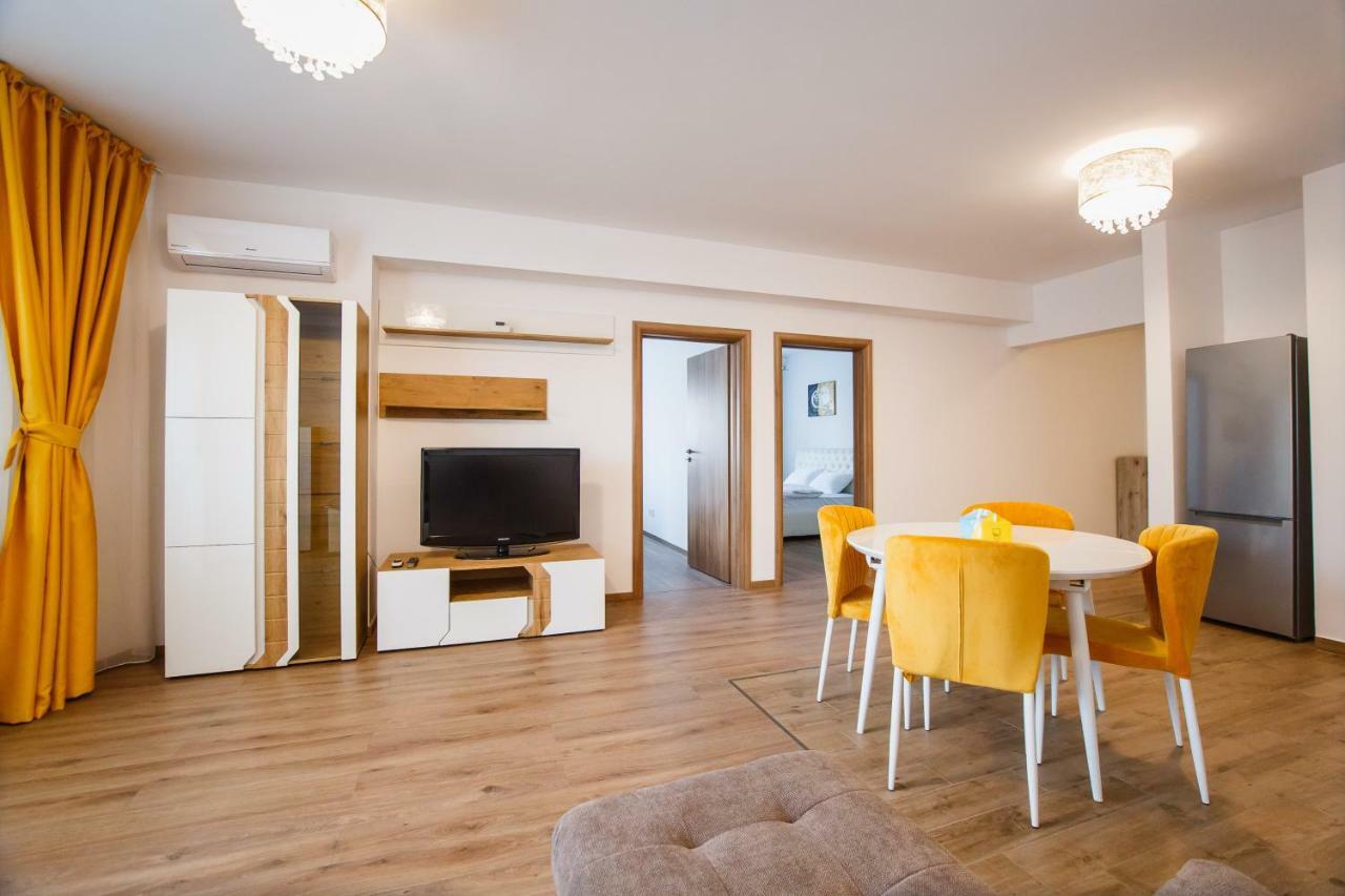 Spacious & Bright 2 Bedroom Central Apartment Oradea Bagian luar foto