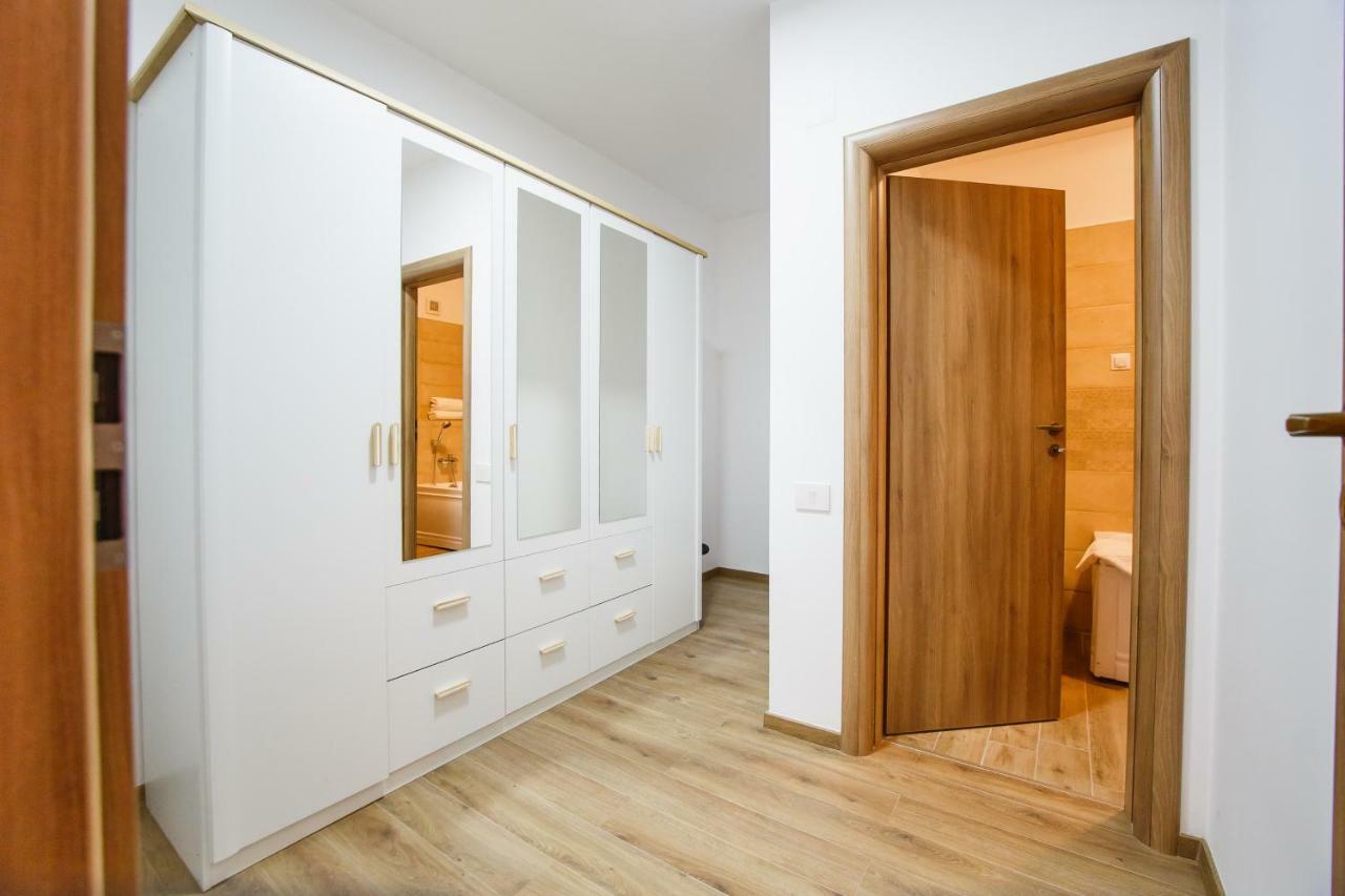 Spacious & Bright 2 Bedroom Central Apartment Oradea Bagian luar foto