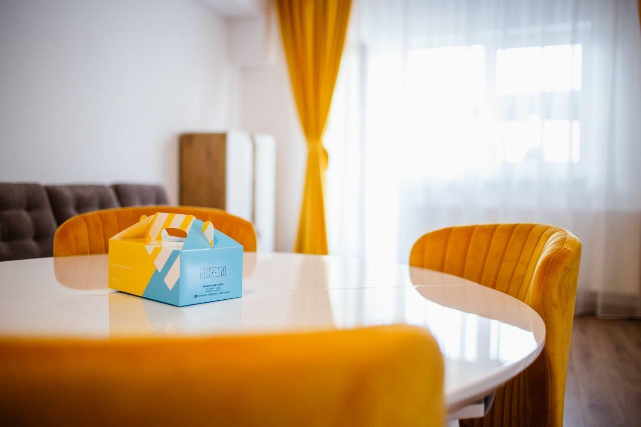 Spacious & Bright 2 Bedroom Central Apartment Oradea Bagian luar foto