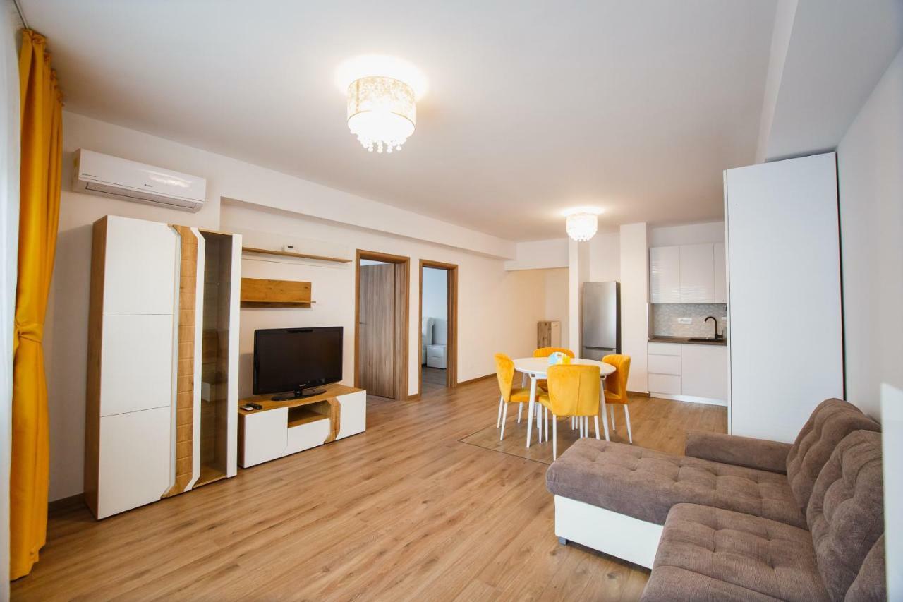 Spacious & Bright 2 Bedroom Central Apartment Oradea Bagian luar foto
