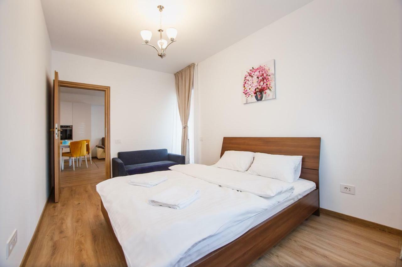 Spacious & Bright 2 Bedroom Central Apartment Oradea Bagian luar foto