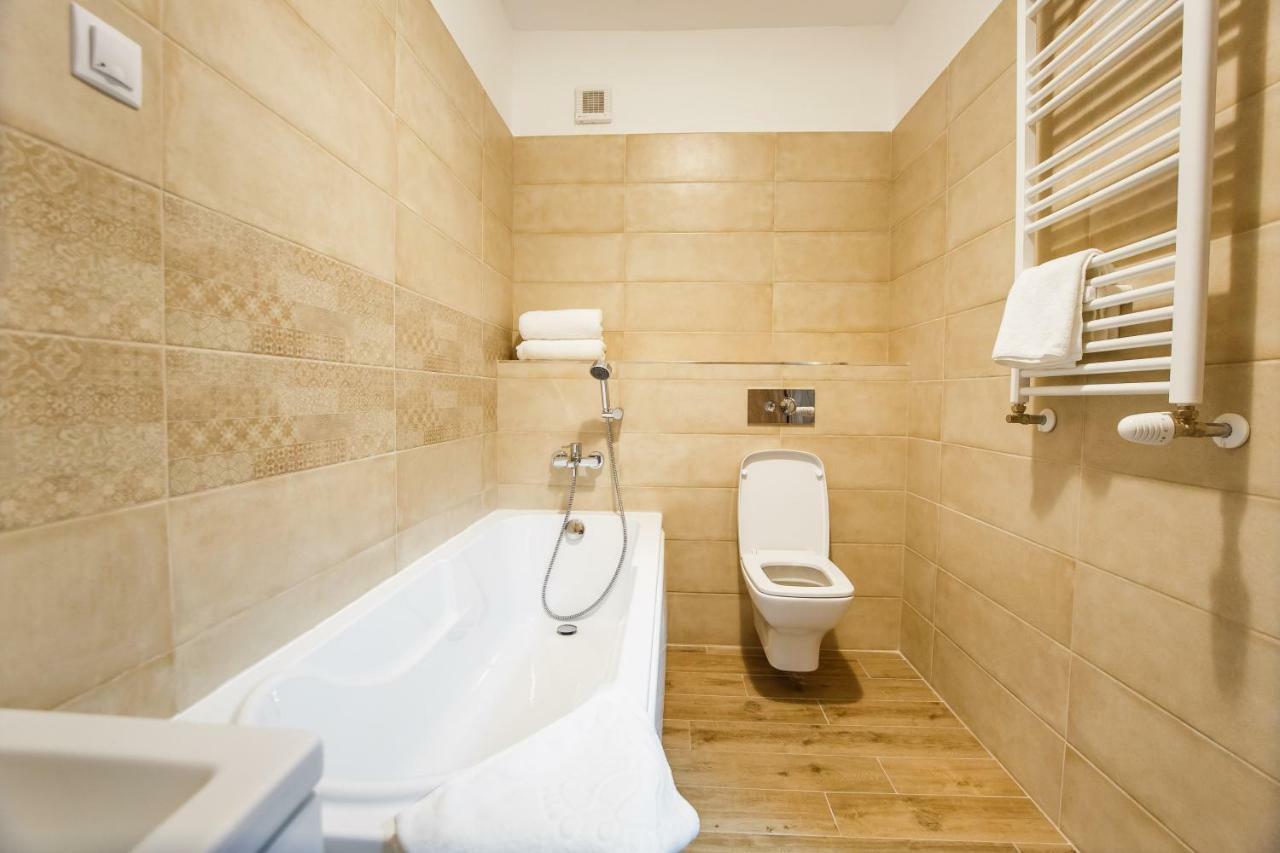 Spacious & Bright 2 Bedroom Central Apartment Oradea Bagian luar foto