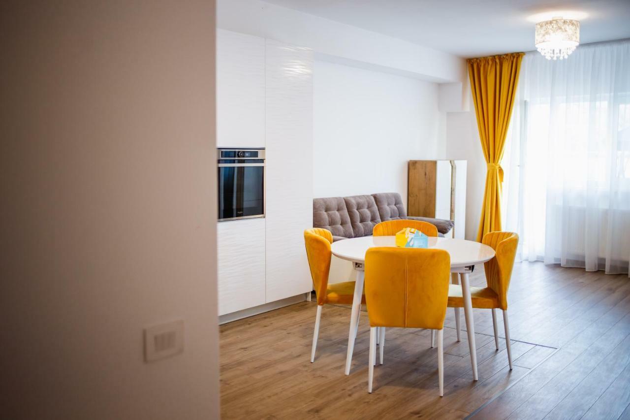 Spacious & Bright 2 Bedroom Central Apartment Oradea Bagian luar foto