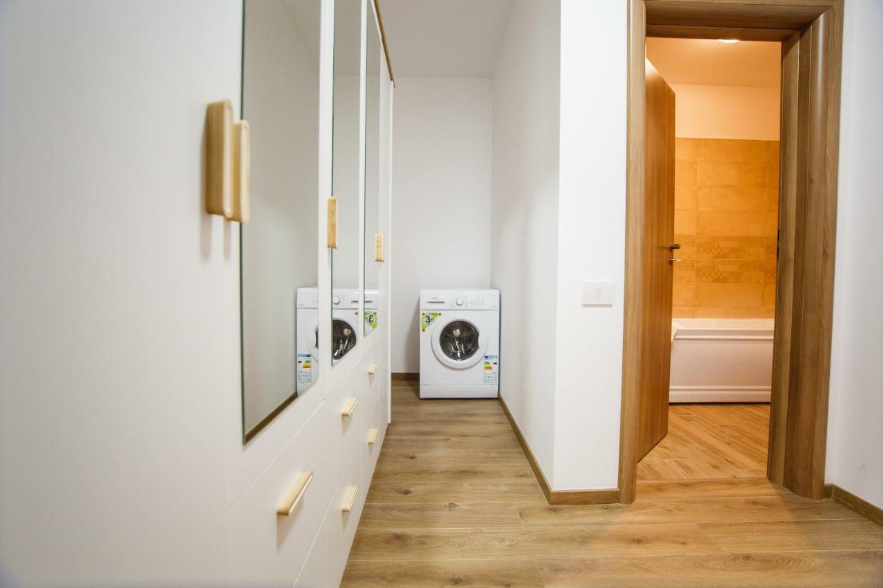 Spacious & Bright 2 Bedroom Central Apartment Oradea Bagian luar foto